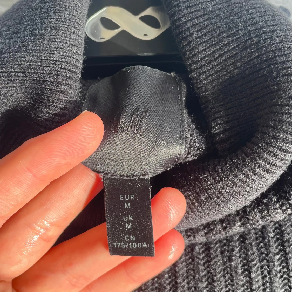 Svart skinnjacka med huva från H&M - 2