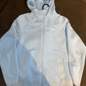 Nike Nocta - Snygg ljusblå helzip från Nike Nocta. Priset kan diskuteras vid snabb affär 
