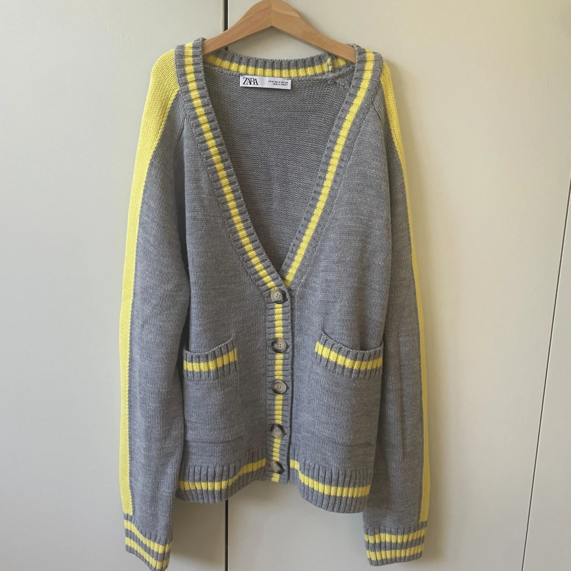 Trendig stickad kofta