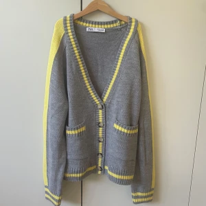 Trendig stickad kofta - Supertrendig stickad kofta från zara!! Använd 2 ggr med noll tecken på användning💕Nypris 399, pris går att diskutera🧚‍♀️ Använd inte köp nu❣️