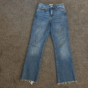 Blåa jeans  - Blåa jeans som är raka.