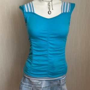 Turkos randig linnetopp med breda axelband - Ruched details T-shirt  Well worn condition  Kolla gärna på mina andra mina andra annonser