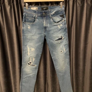 Replay anbass  - Replay anbass - skick 9/10, väldigt bra skick! - stl 29/32 - skriv om ni vill ha mått 📏- sjuuukt snygga jeans med feta slitningar! - hör av er vid frågor!🙌