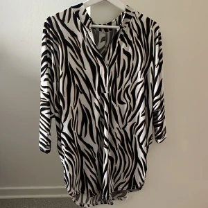 Zebramönstrad skjorta i satin - Skjorta med zebramönster i svart och vitt. 