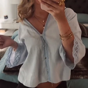 Zara blus - Säljer min ljusblåa Zara blus. använd en gång 💕