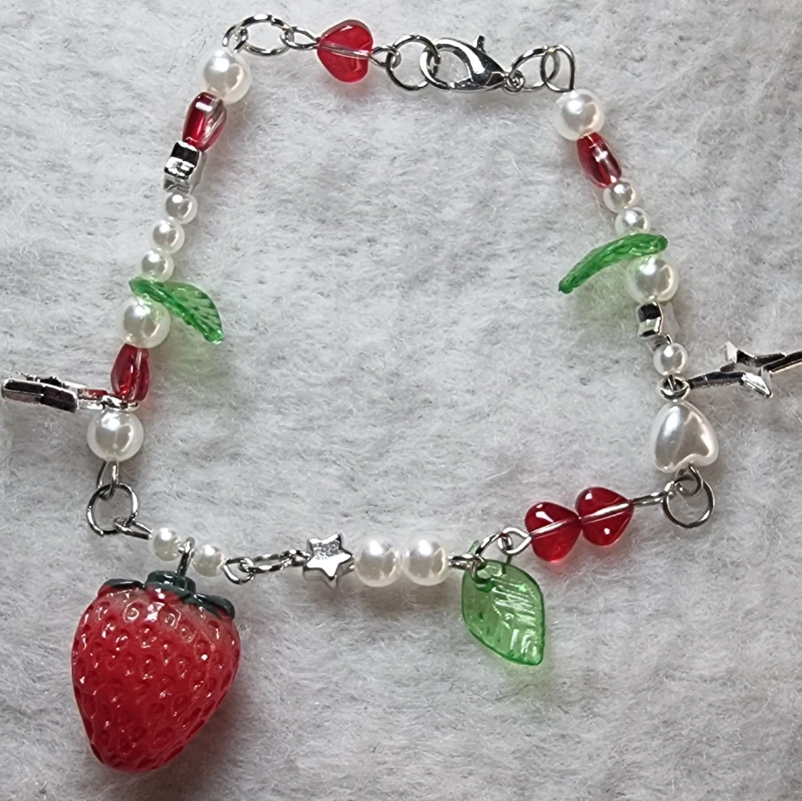 Pärlarmband med jordgubbsberlock - 3