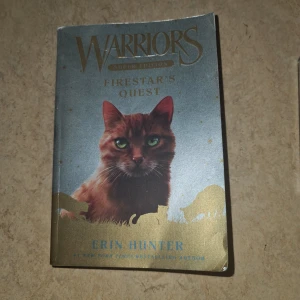 Warriors: Firestar's Quest (Super Edition) - Följ med på ett episkt äventyr i Warriors-världen! Firestar's Quest bjuder på spänning, mystik och katter med starka personligheter. Perfekt för dig som gillar djur, äventyr och att försvinna in i en annan värld. En bok som fångar både unga och unga vuxna.