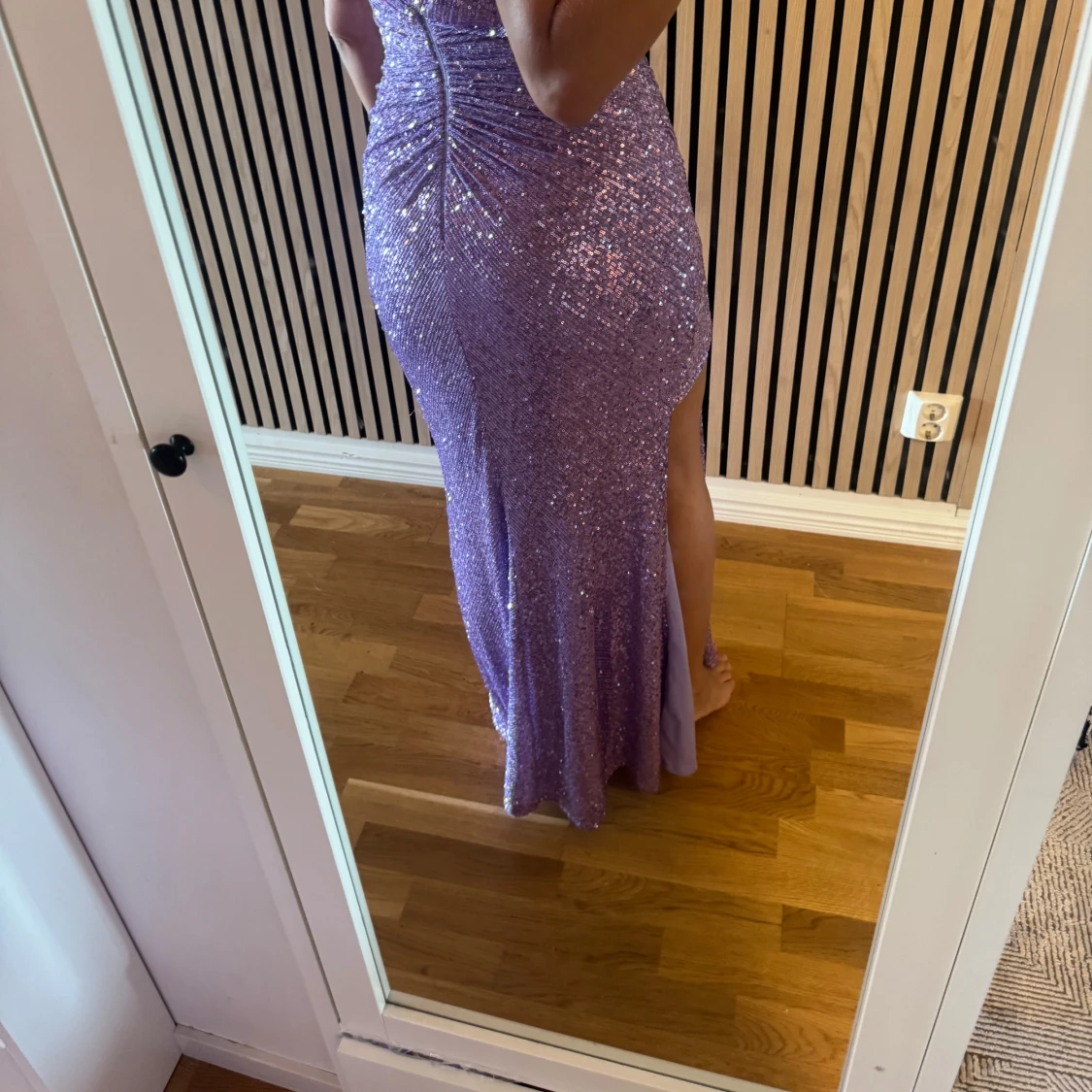 Lila glittrig långklänning med slits - 4
