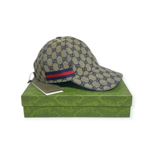 Gucci Canvas Navy Keps - Helt ny aldrig använt. Storlek M. Kan frakta eller mötas i Haninge. Skriv gärna vid fler frågor, postar alltid inom 24h. (Alla bilder är tagna av mig)