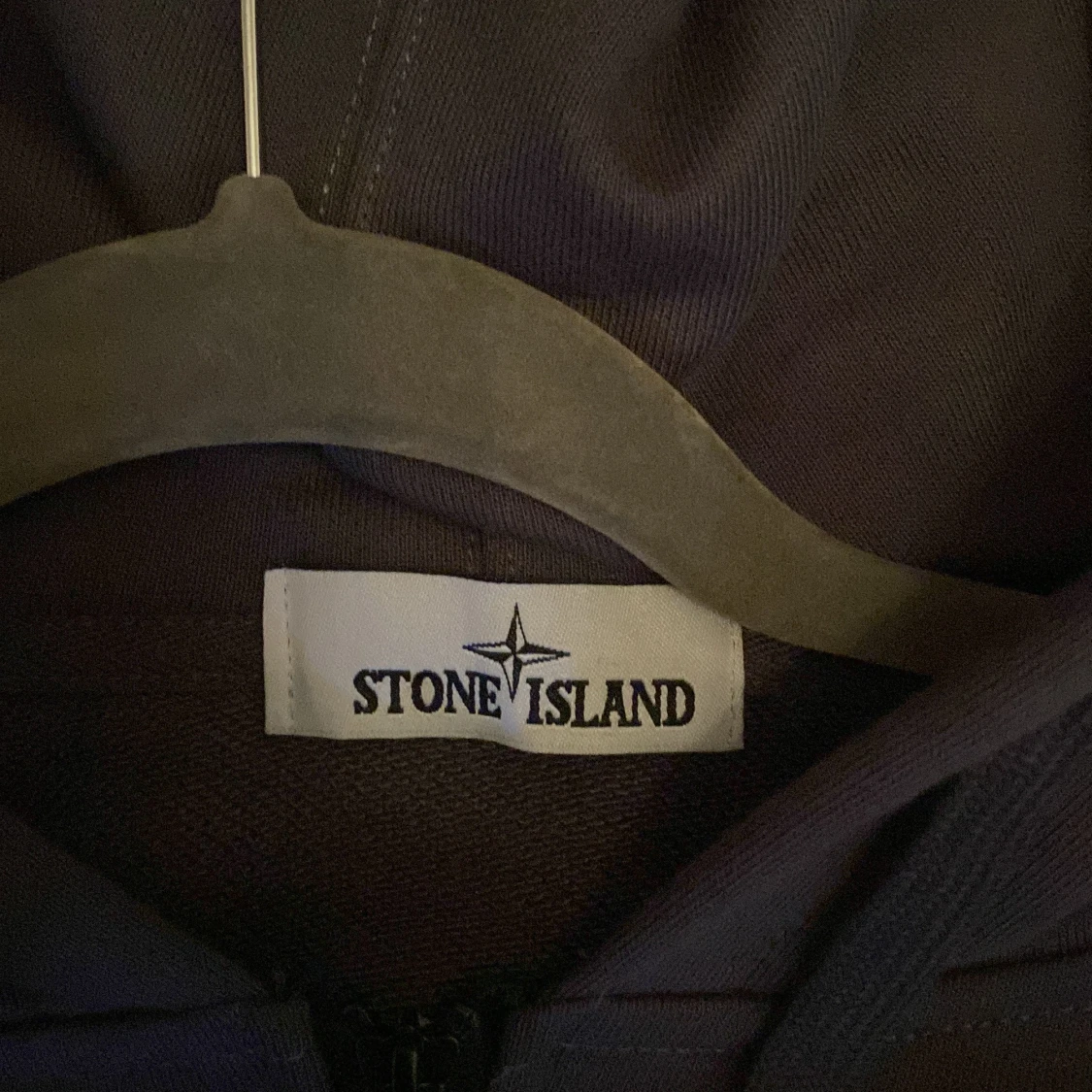 Mörkgrå hoodie från Stone Island - 1
