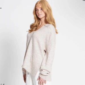 Beige stickad v-ringad tröja - Beige stickad tröja från Lager 157 med v-ringning och krage. Tröjan har en loose passform och långa ärmar och jätteskönt material. Storlek XS. Aldrig använd!  