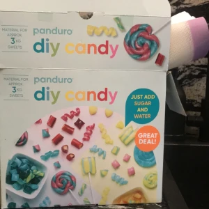 DIY Candy - Gör dina egna färgglada godisar med Panduro DIY Candy! Perfekt för dig som gillar att skapa och experimentera i köket. Innehåller allt du behöver för att göra ca 3 kg godis – bara tillsätt socker och vatten. Kul aktivitet för kompisar eller familj! Även bra att göra Polkagris vid jul aldrig använt pris kan diskuteras 🍭