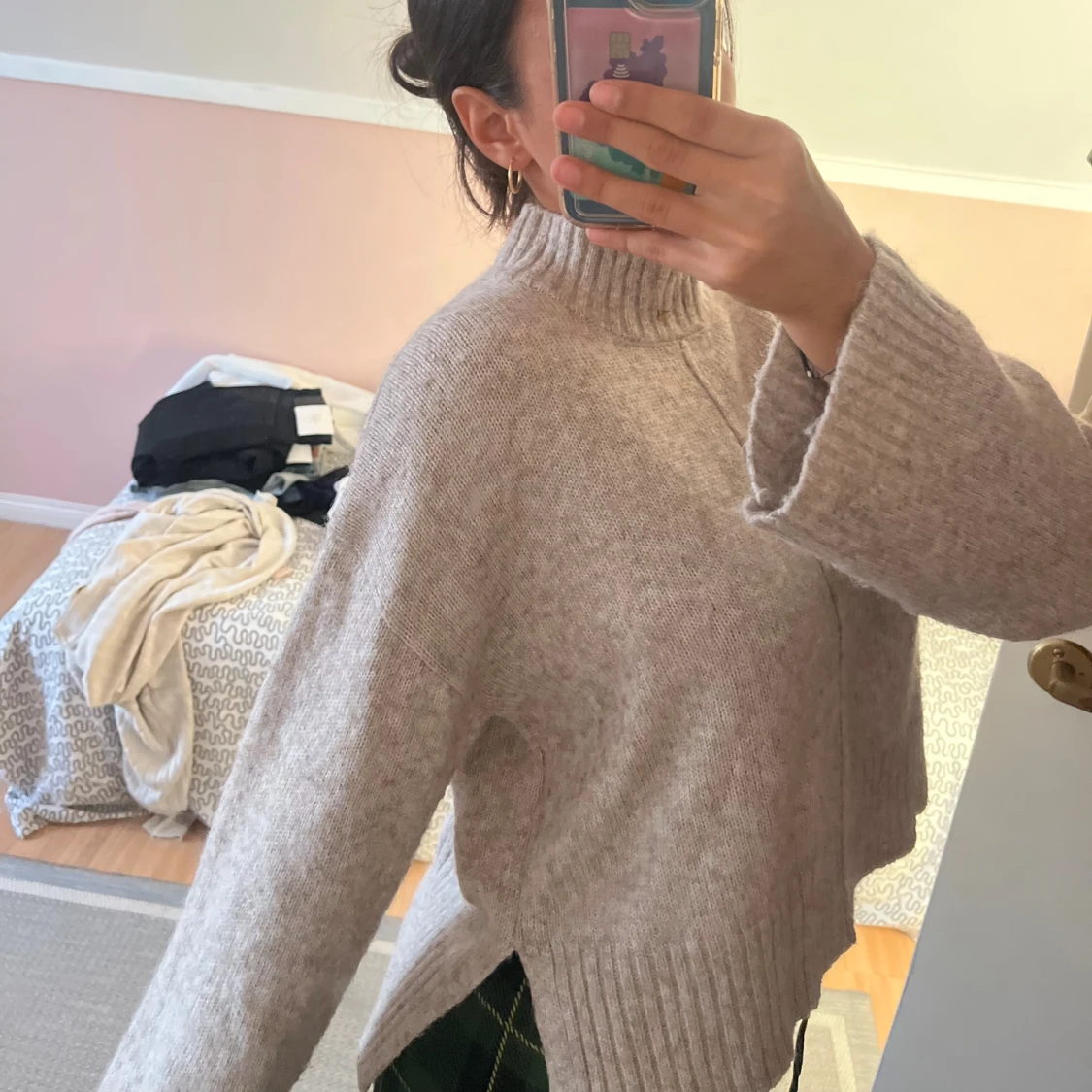 Beige stickad tröja med hög krage - 1