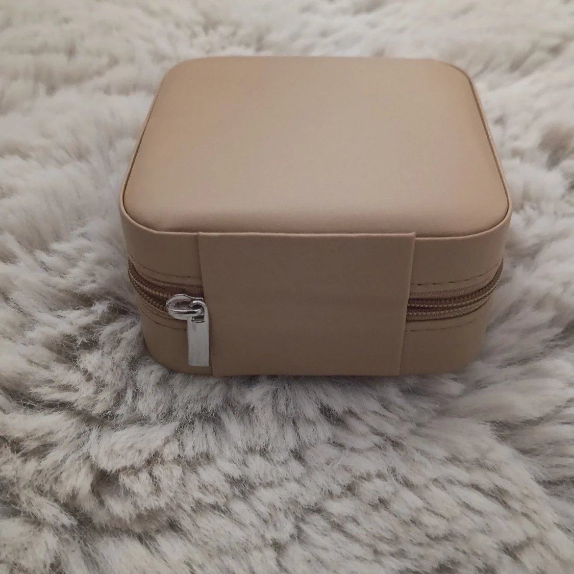 Beige smyckesväska i skinnimitation - 2