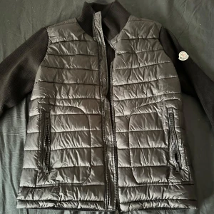 Moncler Cardigan helt oanvänd  - Säljer Moncler cardigan då fick den som present, men har redan en så vill få bort jackan. Helt oanvänd, kom gärna med pris förslag 