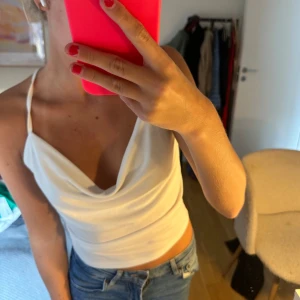 Vit draperad topp från zara  - Säljer en vit croppad linnetopp med tunna axelband som korsas i ryggen och snygg draperad urringning framtill. Från zara i storlek S