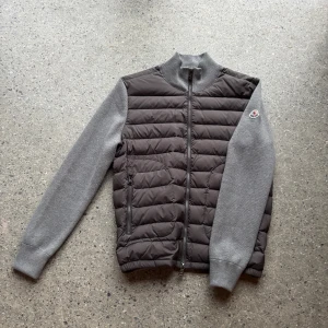 Moncler cardigan  - Säljer min gråa moncler cardigan då den inte används. Perfekt nu inför hösten. Fick den i födelsedagspresent så har ej kvitto, därav priset.