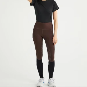 Bruna ridleggings från Maya Delorez - Snygga ridleggings i brunt och svart från Maya Delorez. De har hög midja, mönstrade partier på insidan av benen för extra grepp och svarta partier nedtill med logga. Tillverkade i stretchigt syntetmaterial som ger en tight och bekväm passform.