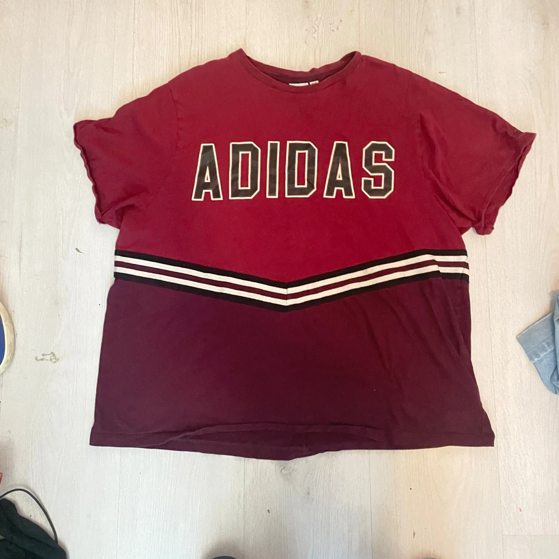 Vinröd Adidas t-shirt med ränder