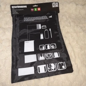 Reseförvaringspåse 3-pack - Säljer ett 3-pack svarta reseförvaringspåsar från Swedpro, perfekta för att organisera kosmetik, underkläder och elektronik när du är på resande fot. Påsarna har tryckta symboler för enkel sortering och är tillverkade i lätt syntetmaterial.