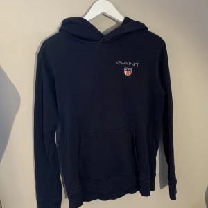 GANT dam hoodie - GANT hoodie i Dam/teen strl 170/15 (motsvarande XS/S). Köptes för ca 5 år sen tror jag och använd nåra gånger men finns inga synliga tecken på det! Gammal modell alltså men jätte snygg och mysig att bära❣️