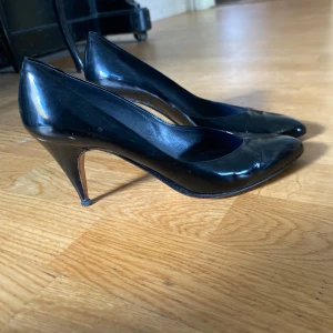 Svarta vintage stilettklackar i skinn, italienska vero cuoio  - Klassiska svarta pumps i äkta skinn, tillverkade i Italien. . Perfekta för dig som gillar tidlös och stilren design. Storlek 39,5 och i toppenskick🥰