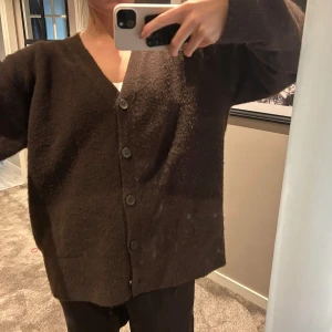 Brun kofta knappar - Mysig brun kofta från Zara med v-ringning och fyra knappar framtill. Oversize, storlek L men passar även M. 