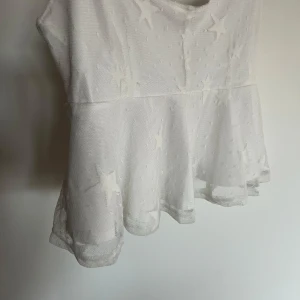 Stjärnmönstrad topp - Supersöt vit topp⭐️storlek M men mer xs/s!