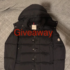 Svart Moncler dunjacka med huva - De du ska göra står på nästa bild ->.