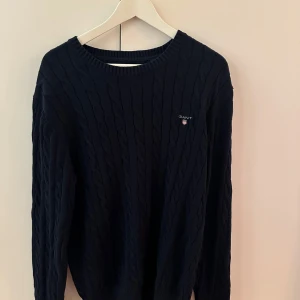 Blå gant kabelstickad tröja   - Blå gant kabelstickad tröja i storlek xl 