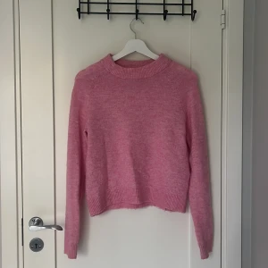 Rosa stickad tröja från Vero Moda - Mysig rosa stickad tröja från Vero Moda i storlek XS. Tröjan har en rund halsringning, ribbade muddar och är långärmad.  Använd max 5 gånger.