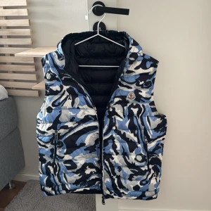 Moncler Patrick Väst - Moncler Patrick Vest, Cond 9/10 Flawless, Retail 9550kr, Tveka inte på att skicka ett meddelande vid frågor eller liknande🙌