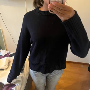 Mörkblå stickad tröja från H&M XS - Enkel och stilren mörkblå stickad tröja från H&M i storlek XS.