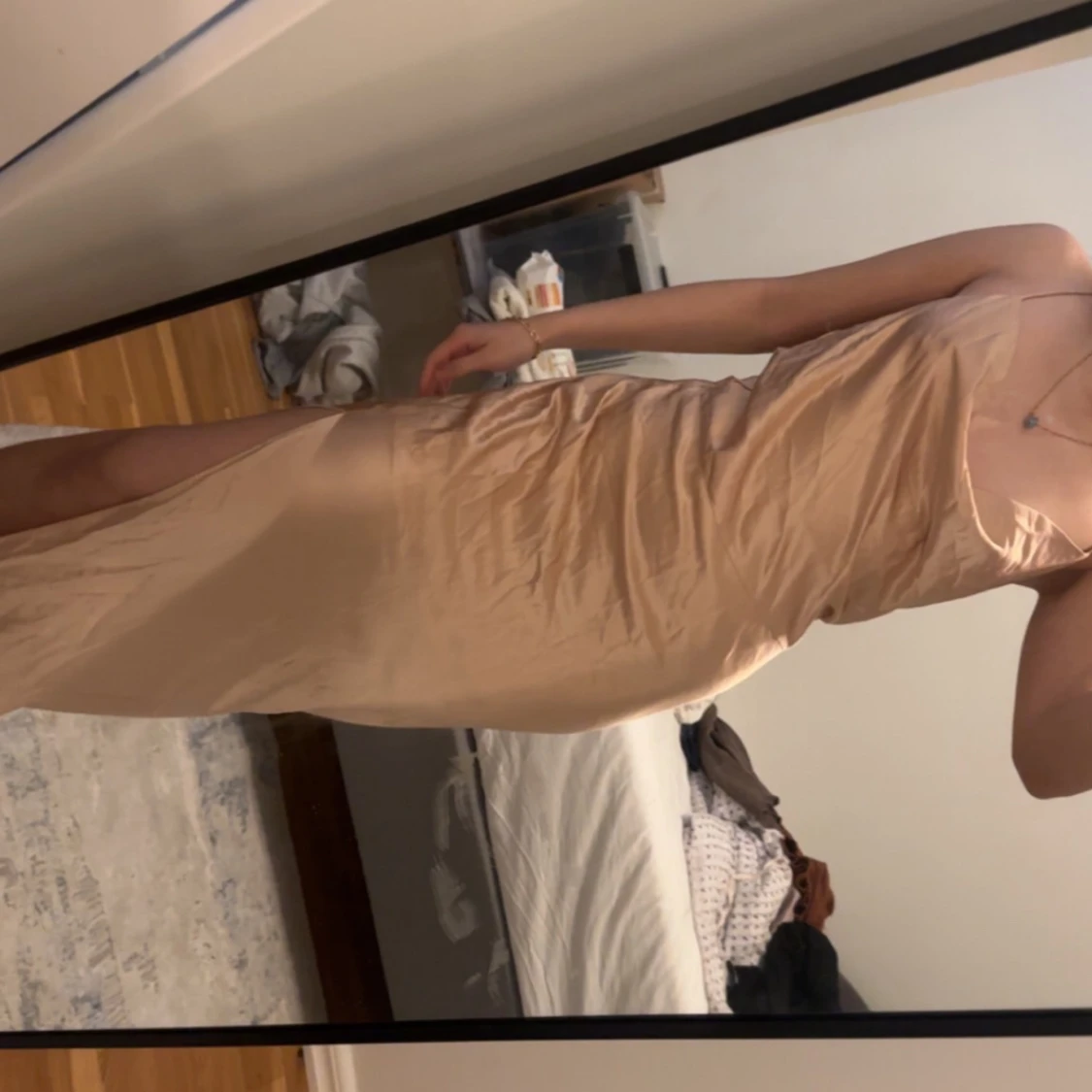 Champagnerosa  långklänning i satin - 1