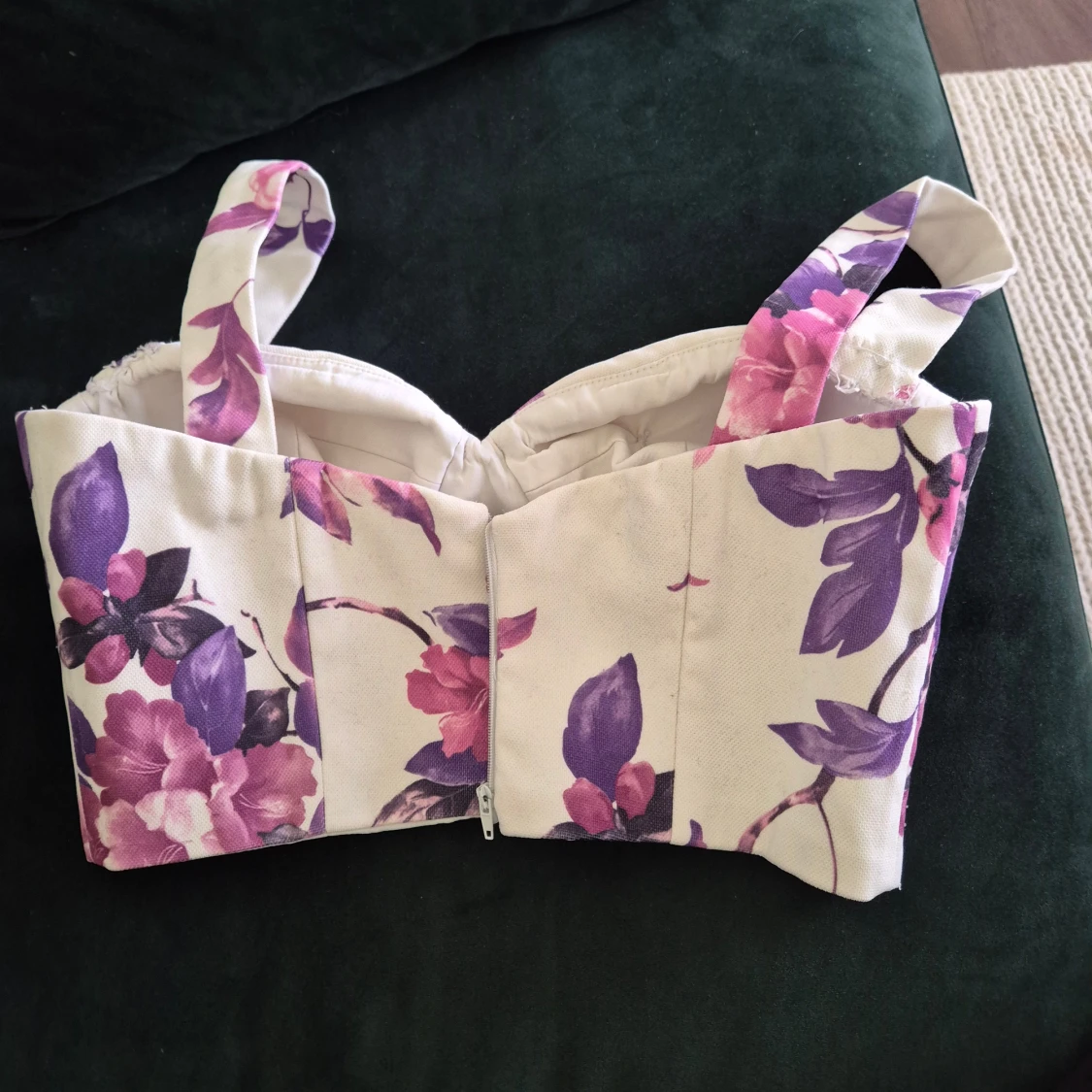 Blommig korsett-topp med breda axelband - 1