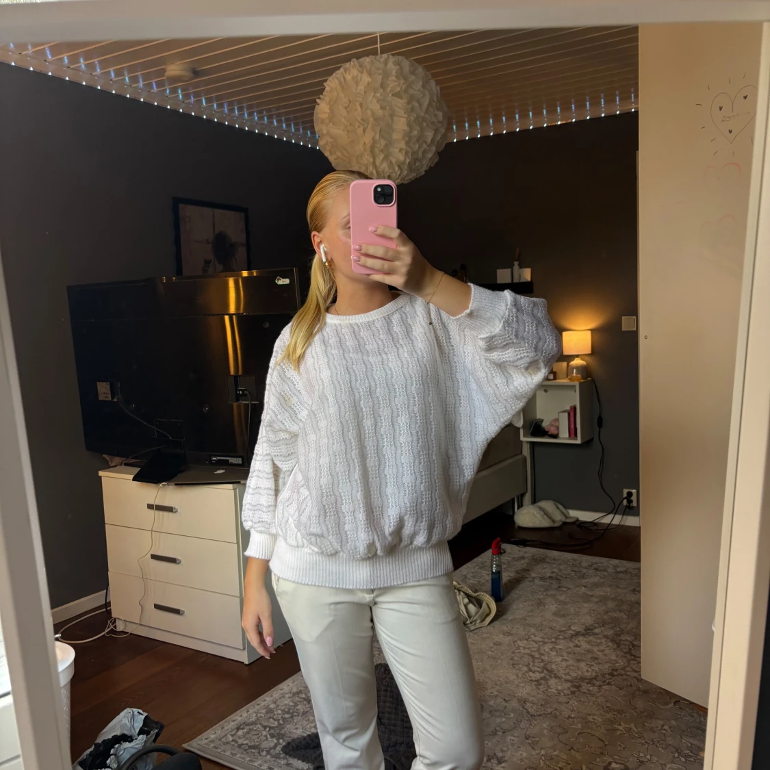 Vit stickad tröja med strukturmönster