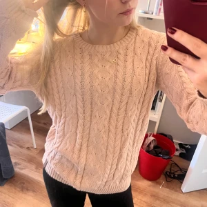 Rosa kabelstickad tröja  - Rosa kabelstickad tröja från lager 157. 