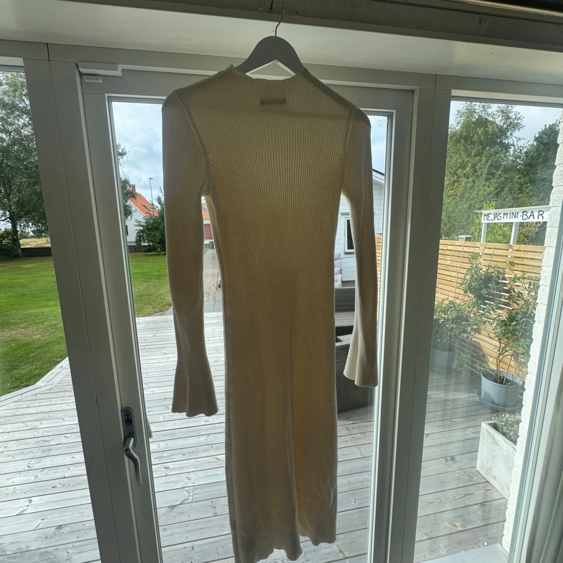 Beige ribbad långklänning