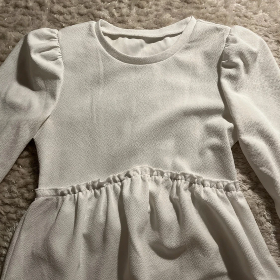 Vit blus med puffärm och volang - 1