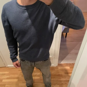 Blå stickad tröja  - Skönt snyggt material, inga tecken på användning, nypris 449kr. 