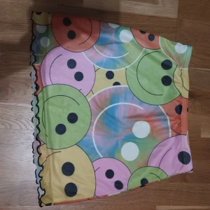 Färgglad kortkjol med smileys från SHEIN - Supercool kortkjol från SHEIN med färgglada smiley-mönster i grönt, rosa, gult och orange. Kjolen har vågig kant nertill och är gjord i ett mjukt syntetmaterial. Perfekt för dig som gillar statement-plagg och lekfull stil! Pris kan alltid diskuteras 