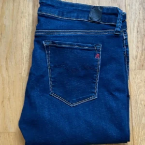 Mörkblå Replay Jeans  - Snygga mörkblå Jeans från Replay! De är mörkblåa och i storlek W32. De är 97cm långa. Ställ frågor!!