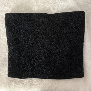Svart glittrig tubtopp  - Säljer en svart glittrig tubtopp från Gina Tricot i storlek XS. Perfekt topp för nyår 💕
