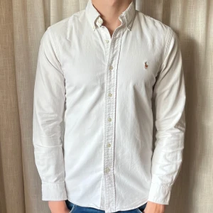 Ralph Lauren skjorta - Fint skick | slimfit, modellen är 185 cm lång och väger ca 76 kg
