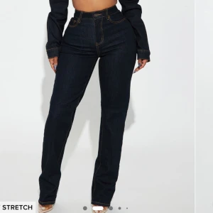 Mörkblå raka jeans med stretch - Snygga mörkblå jeans med raka ben och hög midja. Jeansen har klassiska fickor fram och bak, kontrastsömmar och är tillverkade i stretchigt denim för extra komfort. Dessa är HELT nya, jag beställde dem i fel storlek så därför jag säljer, kunde ej skicka tillbaka på grund av skatte situationen i usa.