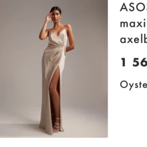 HELT NY BALKLÄNNING  - Säljer denna beiga balklänning i satin från ASOS. Den kom aldrig till användning så helt ny. Nypris 1569kr Pris går att diskuteras ! 