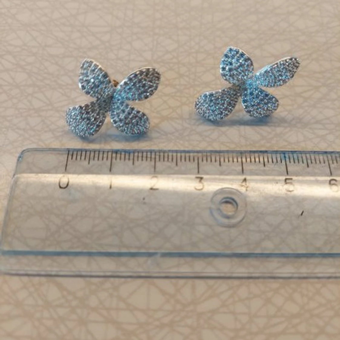 Glittriga blomformade örhängen från SNÖ