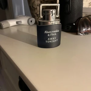 Abercrombie Away Tonight parfym - Snygg parfym från Abercrombie & Fitch med namnet Away Tonight. Perfekt för dig som vill ha en modern och stilren doft i din samling. Flaskan har en cool design som sticker ut på hyllan. Nypris är 500kr men aldrig använd 
