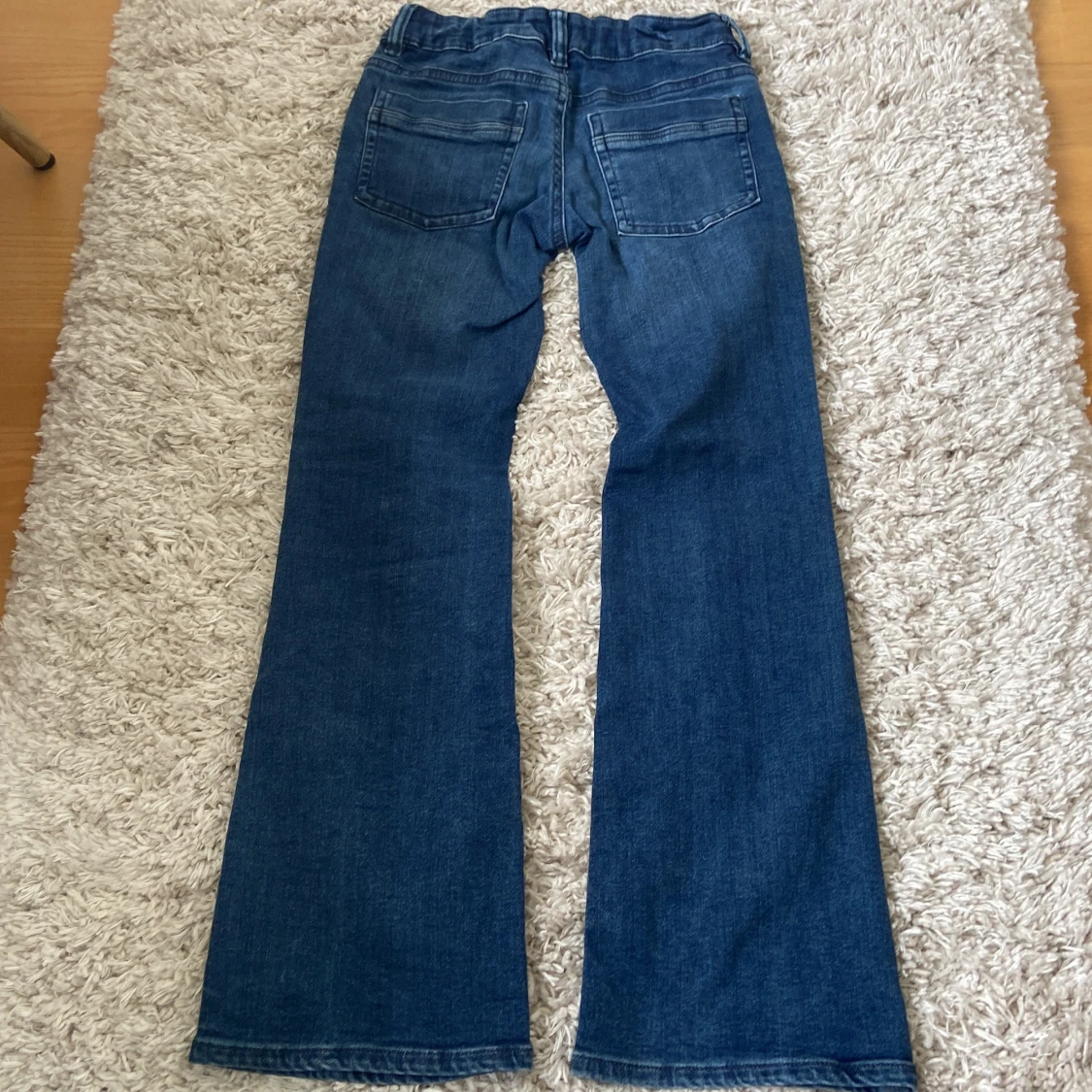 Blå bootcut jeans från Gina Tricot - 1