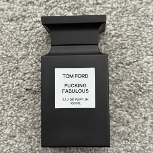 Tom Ford Fu**ing Fabulous - Tjena! Säljer min oanvända parfym då jag inte gillar den och vet inte riktigt vad det är men har kollat runt lite och sett att originalpriset på denna är runt 5000kr eftersom att detta är 100ml också.